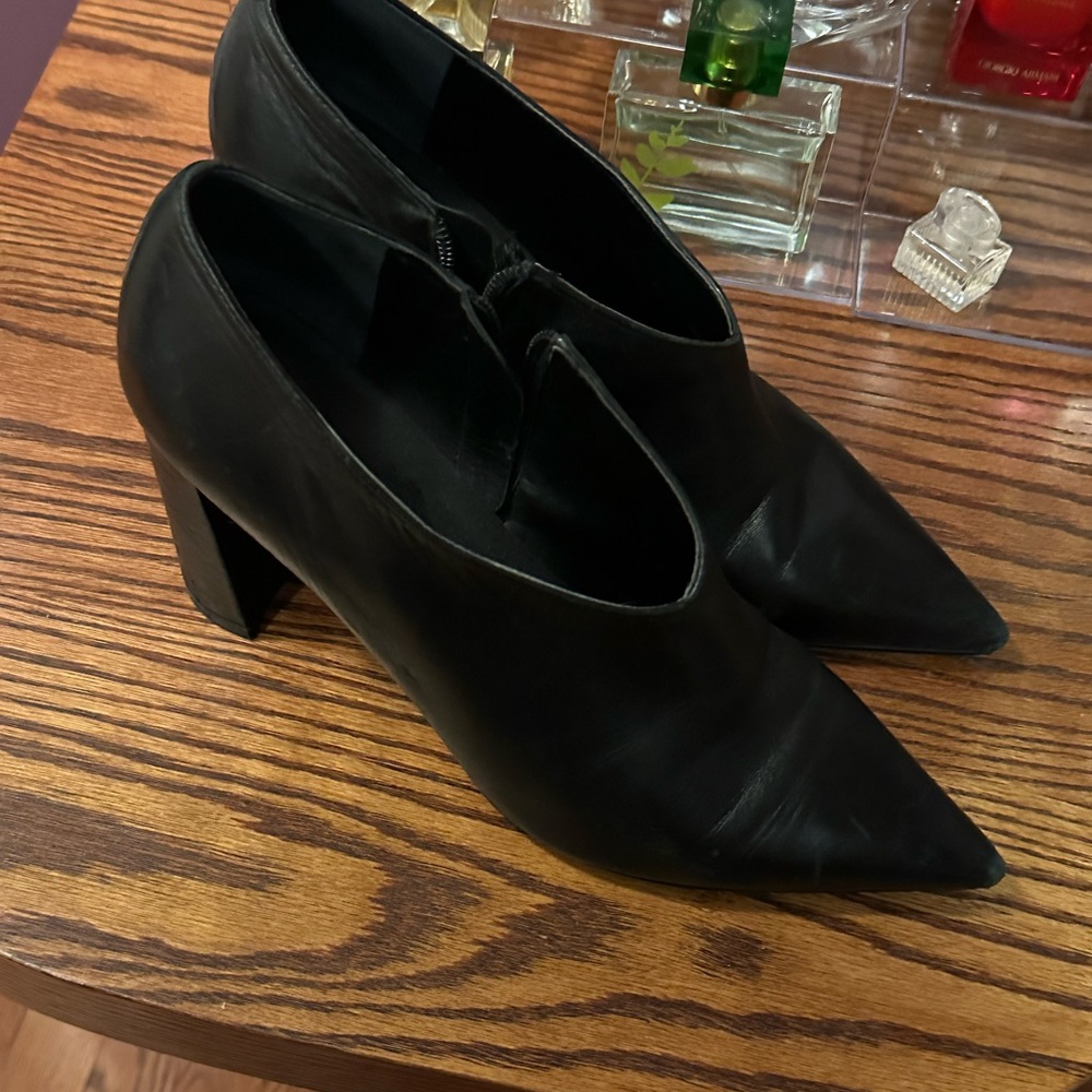 Marc Fisher Black Heeled Pumps Classic Elegance